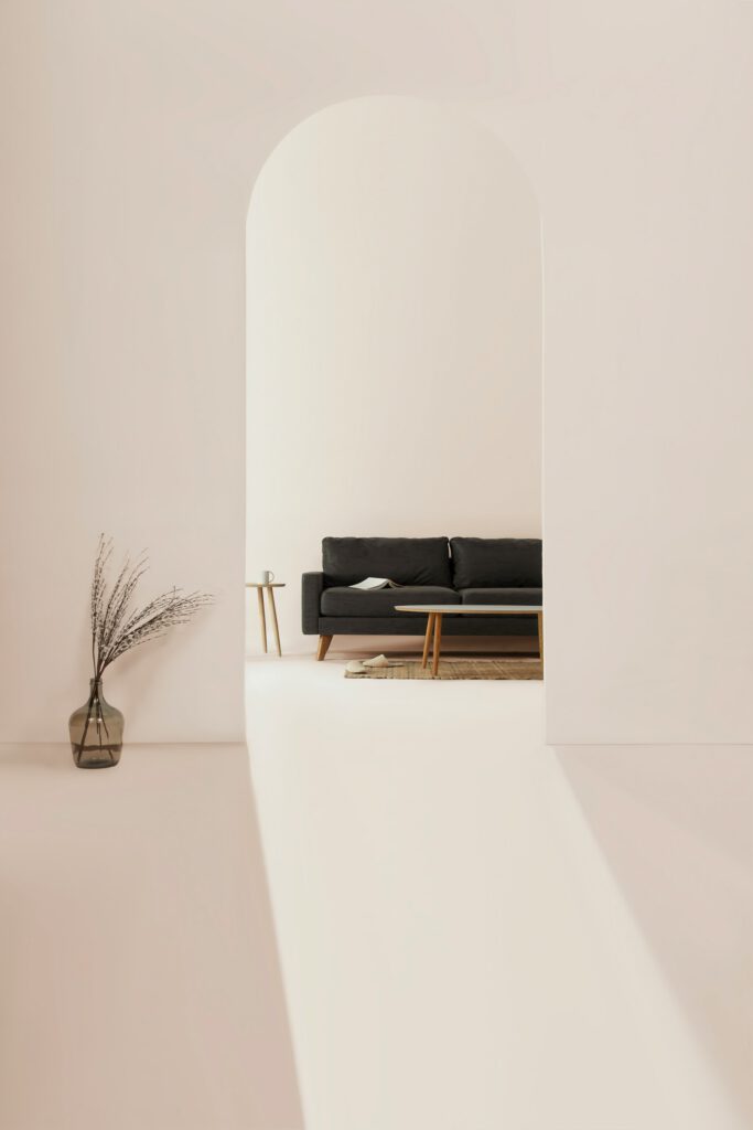 Imagen decorativa de un salón minimalista con paredes blancas y un sofá